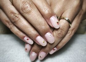 Mléčné růžové nehty s minimalistickými prvky – Úprava nehtů – Nehty Ilona