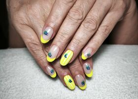 Letní žluté nehty s borůvkami – Úprava nehtů – Nehty Ilona