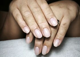 Zpevnění růžovým gelem – Manikúra Brno – Nehty Ilona