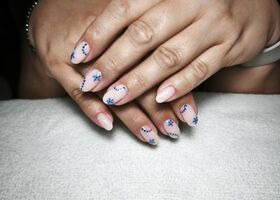 Mléčné růžové nehty s modrým zdobením – Nehty Brno – Nehty Ilona