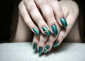 Tmavě zelené nehty se třpytem a včelkami – Modeláž nehtů Brno – Nehty Ilona