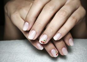 Stavěný baby boomer s třešinkami – Nehty Brno – Nehty Ilona