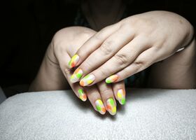 Veselé neonkové nehty – Nehty inspirace – Nehty Ilona