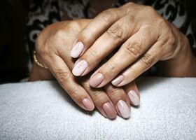 Světle hnědé nehty se zlatými detaily – Gelové nehty fotogalerie – Nehty Ilona