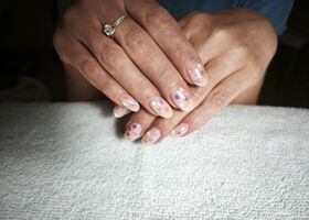 Jemné nehty se srdíčky – Nehtové studio Brno – Nehty Ilona