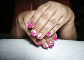 Výrazné růžové nehty s motýlky a kvítky – Nehtové studio Brno – Nehty Ilona