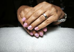 Jemné růžové nehty s bílými květy – Nehty foto – Nehty Ilona