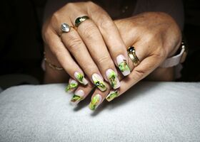 Zelený mramor s kousky zlata – Modeláž nehtů Brno – Nehty Ilona