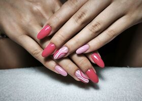 Malinové nehty s bílými detaily – Nehty inspirace – Nehty Ilona