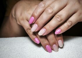 Růžové nehty s kombinaci s mléčnými a tečkami – Nehtové studio Brno – Nehty Ilona