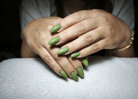 Matné nehty v zelené – Modeláž nehtů Brno – Nehty Ilona