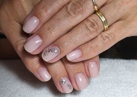 Jemné krátké nehty se stříbrnými lístky – Nehtové studio Brno – Nehty Ilona