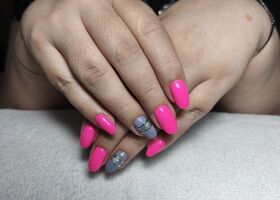 Neonově růžové nehty v kombinaci s šedou a stříbrným zdobením – Gelové nehty fotografie – Nehty Ilona