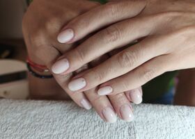 Mléčné nehty se zlatými tečkami – Gelové nehty fotogalerie – Nehty Ilona