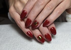 Rudé nehty se zlatými detaily – Nehty Brno – Nehty Ilona