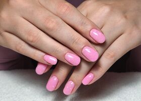 Krátké světlé růžové nehtíky – Gelové nehty fotografie – Nehty Ilona