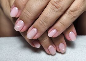Jemné krátké nehty s růžovým zdobením – Manikúra Brno – Nehty Ilona