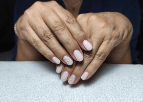 Gelové nehty v jemném, světle růžovém odstínu – Úprava nehtů – Nehty Ilona