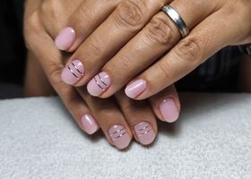 Krátké nehty v růžovém odstínu se stříbrnými proužky – Nehtové studio Brno – Nehty Ilona