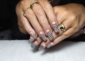 Dlouhé nehty s tiskem a zlatým lemováním – Modeláž nehtů Brno – Nehty Ilona