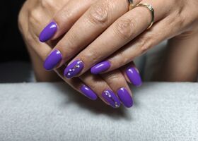 Fialové nehty s ozdůbkami – Gelové nehty fotogalerie – Nehty Ilona
