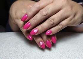 Neonově růžové nehty s bílými květy – Nehty inspirace – Nehty Ilona