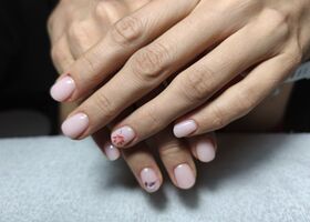 Jemné růžové nehtíky s podzimním motivem – Gelové nehty Brno – Nehty Ilona