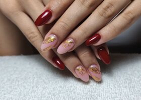 Nehty v podzimní červené se zlatými lístky – Gelové nehty fotogalerie – Nehty Ilona