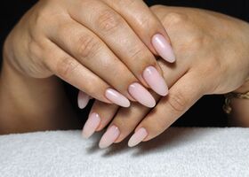 Delší nehty v jemném růžovém odstínu – Modeláž nehtů Brno – Nehty Ilona