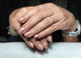 Kratší, třpytivé nehtíky – Manikúra Brno – Nehty Ilona