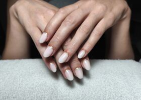 Mléčné nehty se zlatým lemováním – Úprava nehtů – Nehty Ilona