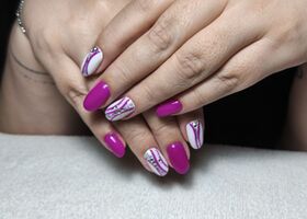 Neonově fialové nehty v kombinaci se stříbrem a kamínky – Modeláž nehtů Brno – Nehty Ilona