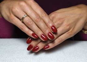 Krátké, červené nehtíky – Nehty inspirace – Nehty Ilona