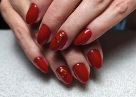 Rudé nehty se zlatými ozdobami | Další ukázky
