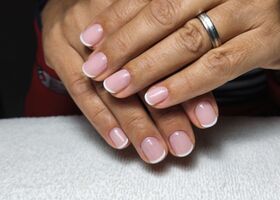 Klasická francouzská manikúra – Úprava nehtů – Nehty Ilona