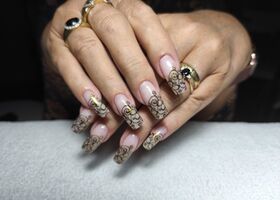 Dlouhé rovné nehty s černými a zlatými razítky – Manikúra Brno – Nehty Ilona