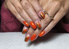 Podzimní oranžové nehty se zlatými ozdobami – Nehtové studio Brno – Nehty Ilona