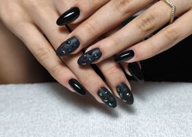 Černé nehty, kombinace lesk, mat a černé kamínky | Další ukázky