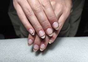 Jemné nehty se zlatými proužky – Nehty Brno – Nehty Ilona