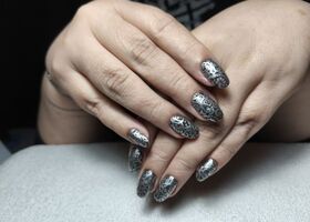 Tmavě šedé nehty se stříbrnými razítky – Nehty Brno – Nehty Ilona