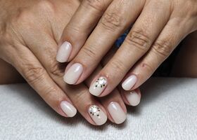 Krátké mléčné nehty s jemným třpytem a zlaté ozdoby – Nehtové studio Brno – Nehty Ilona