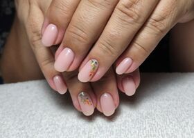 Jemné nehty v béžovém odstínu s barevnými lístky – Modeláž nehtů Brno – Nehty Ilona