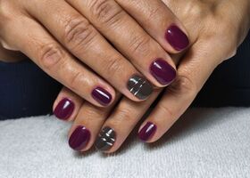 Krátké vínové nehty s tmavě hnědou a stříbrnými proužky | Další ukázky