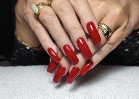 Dlouhé rovné nehty v červené barvě na Halloween – Gelové nehty Brno – Nehty Ilona