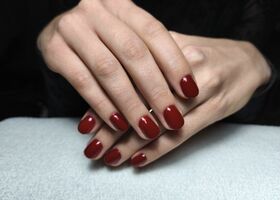 Krátké nehty v červené barvě – Úprava nehtů – Nehty Ilona