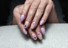 Světle fialové nehty se stříbrnými aplikacemi – Úprava nehtů – Nehty Ilona
