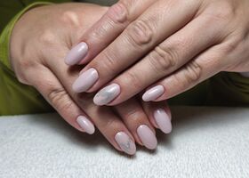 Nehty ve světlém odstínu s duhovými ozdobami – Nehty Brno – Nehty Ilona