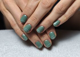 Šedo zelené nehty s bílým spider gelem | Další ukázky