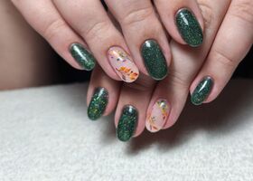 Třpytivé zelené nehty s barevnými lístky | Další ukázky