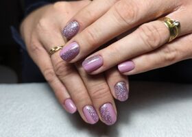 Světle růžové nehty se třpytkovým zdobením | Další ukázky